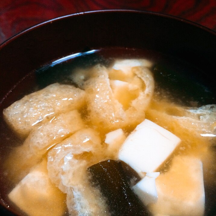 豆腐とワカメと油揚げのお味噌汁